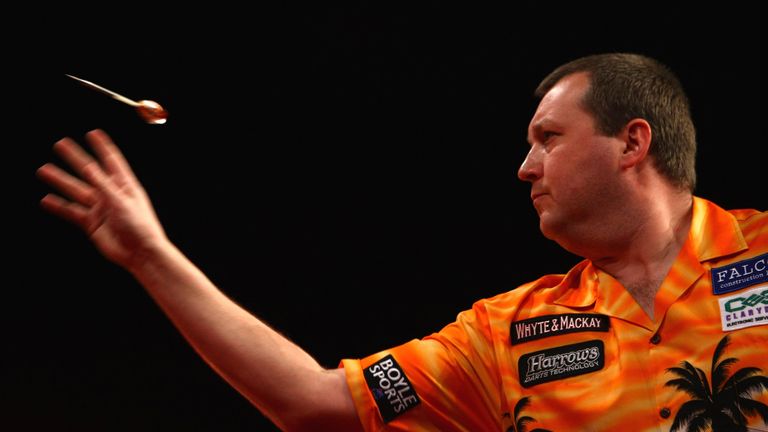 Wayne Mardle competes during the Whyte & Mackay Premier League Darts at NIA Arena on March 26, 2009 in Birmingham, England.  (Photo by John Gichigi/Getty Images)