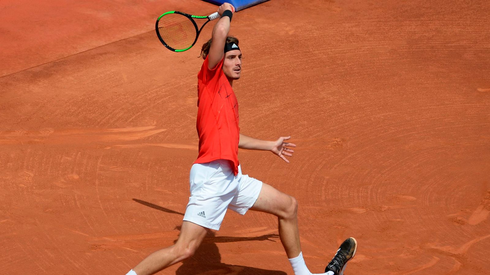 Stefanos Tsitsipas' shoe comes off during Barcelona Open semi-final ...