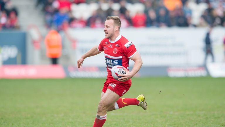 Adam Quinlan attacking for Hull KR