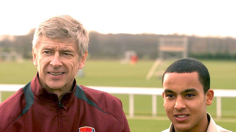 Arsenal manager Arsene Wenger with new signing Theo Walcott at the at the club&#39;s London Colney training ground on January 20, 2006