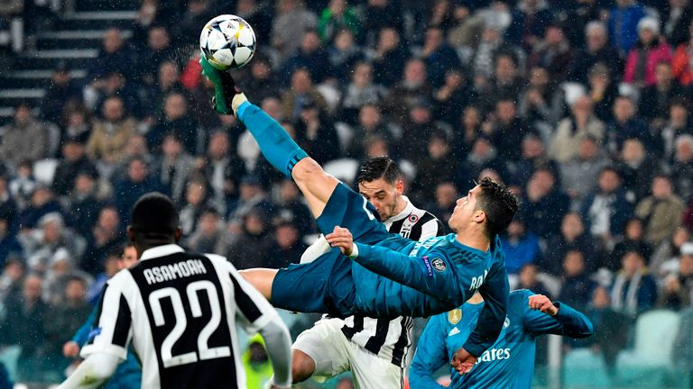 Real Madrid's Cristiano Ronaldo (C) scores during the UEFA Champions League quarter-final first leg football match between Juventus and Real Madrid at the Allianz Stadium in Turin on April 3, 2018