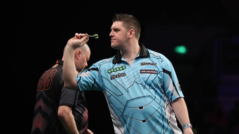 UNIBET PREMIER LEAGUE DARTS 2018.FLYDSA ARENA,.SHEFFIELD,.PIC LAWRENCE LUSTIG.DARYL GURNEY V RAYMOND VAN BARNEVELD.DARYL GURNEY IN ACTION