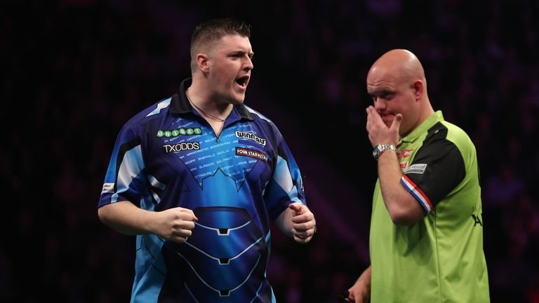 UNIBET PREMIER LEAGUE DARTS 2018.THE MANCHESTER ARENA,.MANCHESTER,.PIC;LAWRENCE LUSTIG.Peter Wright v Michael Smith.DARYL GURNEY in action