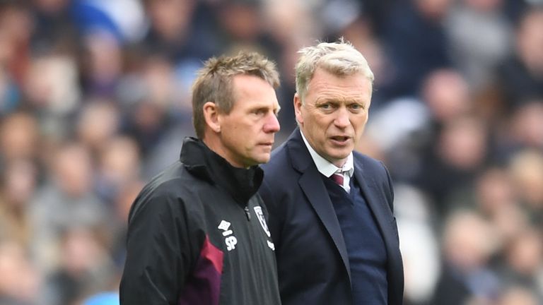 David Moyes speaks to his assistant Stuart Pearce during the Premier League match between West Ham United and Manchester City at London Stadium on April 29, 2018