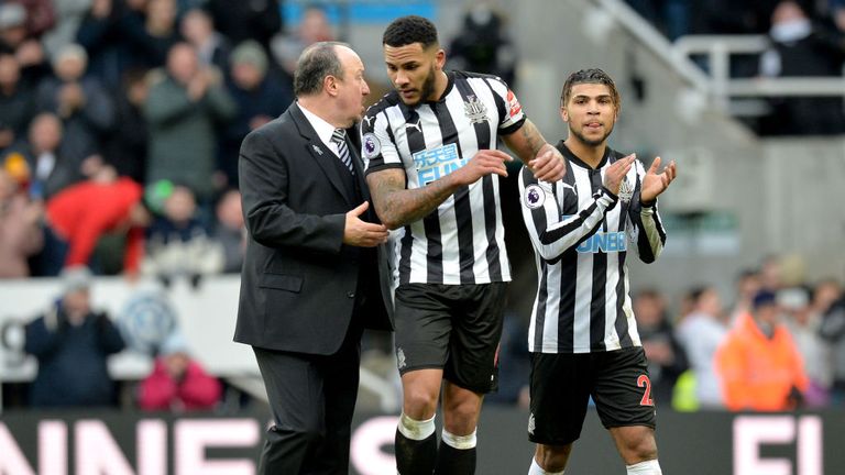 rafael Benitez talks to skipper Jamaal Lascelles during the Premier League match between Newcastle United and Manchester United at St. James Park on Feb 11, 2018 