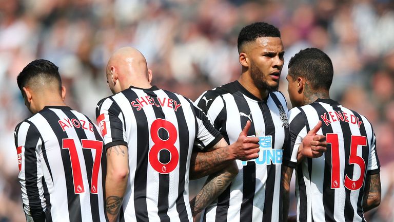 Jamaal Lascelles organises the Newcastle wall before a freekick during the Premier League match between Newcastle United and Arsenal