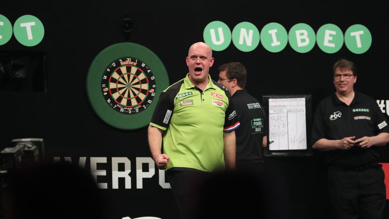 UNIBET PREMIER LEAGUE DARTS 2018.ECHO ARENA,.LIVERPOOL,.PIC LAWRENCE LUSTIG.Mensur Suljovic v Michael van Gerwen.MICHAEL VAN GERWEN IN ACTION