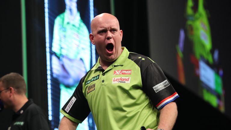 UNIBET PREMIER LEAGUE DARTS 2018.THE MANCHESTER ARENA,.MANCHESTER,.PIC;LAWRENCE LUSTIG.Peter Wright v Michael Smith.MICHAEL VAN GERWEN in action