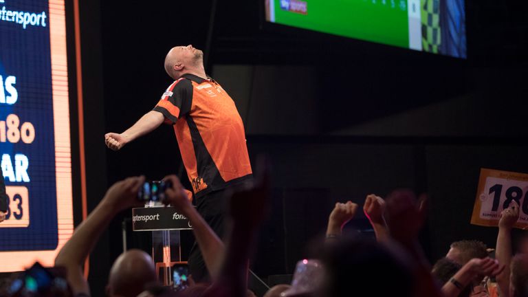 UNIBET PREMIER LEAGUE DARTS 2018.AHOY ARENA,.ROTTERDAM,.PIC LAWRENCE LUSTIG.RAYMOND VAN BARNEVELD V SIMON WHITLOCK.RAYMOND VAN BARNEVELD IN ACTION.