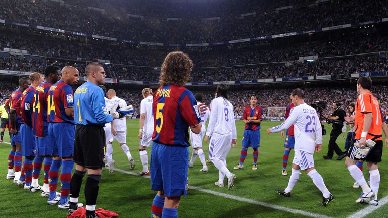 Barcelona give Real Madrid a guard of honour after their title win in 2008