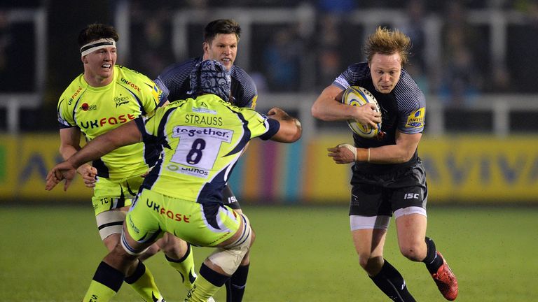 Josh Strauss of Sale looks to tackle Joel Hodgson 