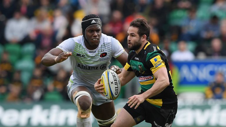 Ben Spencer of Northampton Saints breaks away from Maro Itoje of Saracens