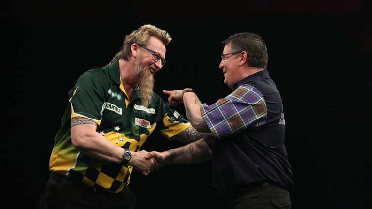 UNIBET PREMIER LEAGUE DARTS 2018.THE MANCHESTER ARENA,.MANCHESTER,.PIC;LAWRENCE LUSTIG.Peter Wright v Michael Smith.SIMON WHITLOCK in action