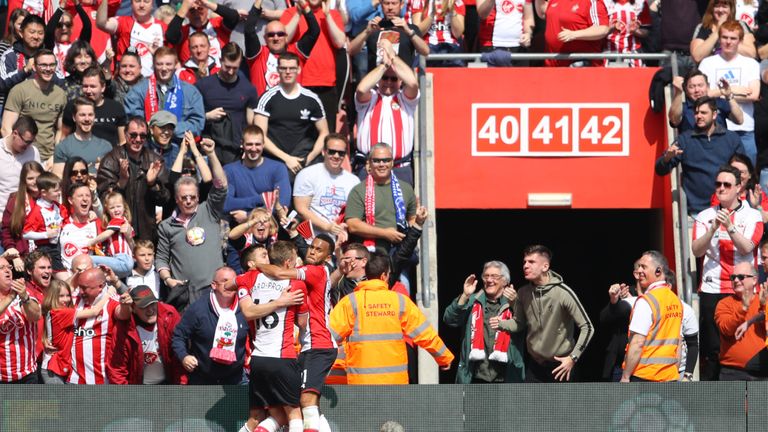 Southampton players celebrate after scoring agaisnt Chelsea