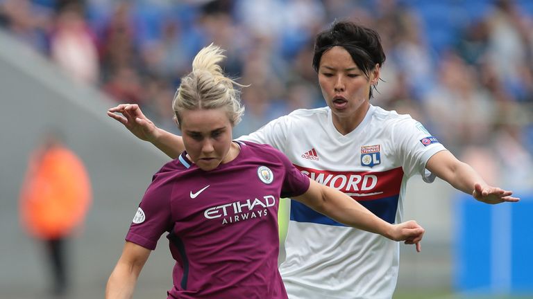 Steph Hughton battles against Saki Kumagai in the Women's Champions League semi-final second leg