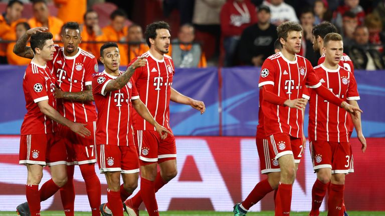 SEVILLE, SPAIN - APRIL 03: Thiago Alcantara of Bayern Muenchen celebrates after scoring his sides second goal with his team mates during the UEFA Champions League Quarter Final Leg One match between Sevilla FC and Bayern Muenchen at Estadio Ramon Sanchez Pizjuan on April 3, 2018 in Seville, Spain