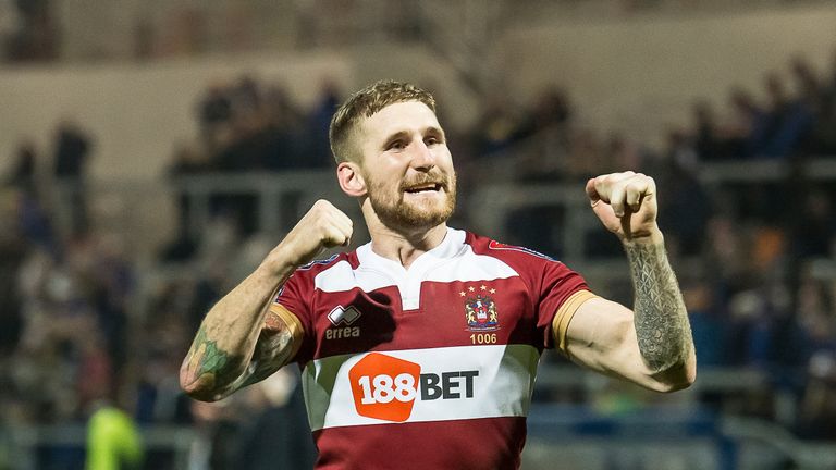Picture by Allan McKenzie/SWpix.com - 13/04/2018 - Rugby League - Betfred Super League - Leeds Rhinos v Wigan Warriors - Headingley Carnegie Stadium, Leeds, England - Wigan's Sam Tomkins celebrates victory over Leeds by thanking the fans.