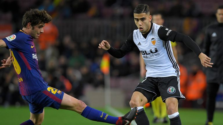Barcelona's Spanish midfielder Sergi Roberto (L) vies with Valencia's Brazilian forward Andreas Pereira