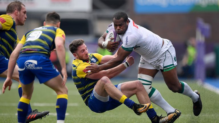 Pau winger Watisoni Votu looks to get through Alex Cuthbert