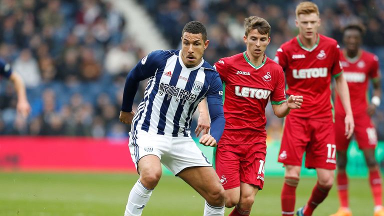 West Bromwich Albion's English midfielder Jake Livermore (C) runs with the ball during the English Premier League football match between West Bromwich Albion and Swansea City