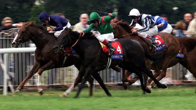 Giant's Causeway (left) wins the 2000 Coral Eclipse after a dramatic battle