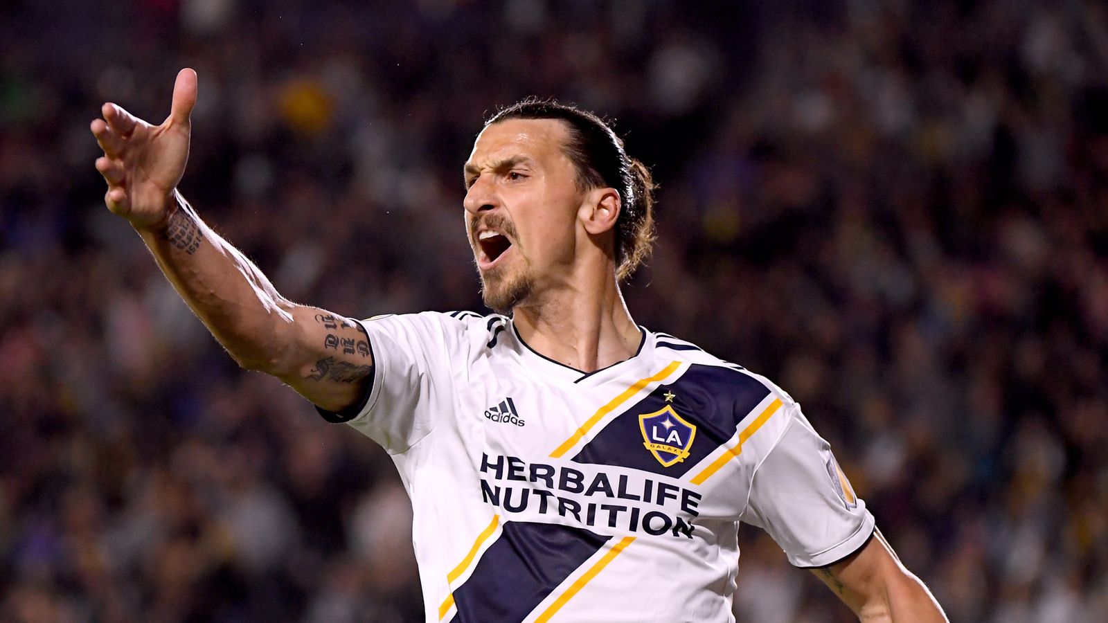 Zlatan Ibrahimovic Welcomes LeBron James To Los Angeles With Typically  Brilliant Tweet - SPORTbible