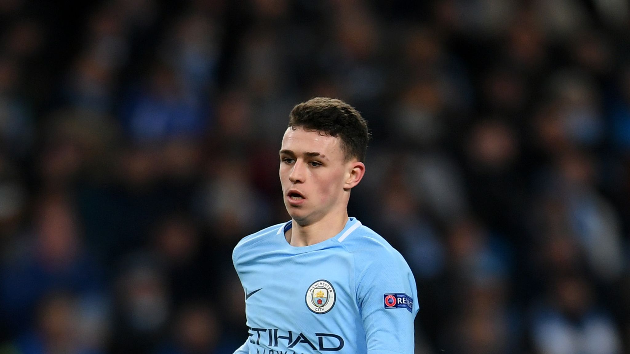 Man City's Phil Foden shows off nutmeg skills on Stockport streets ...