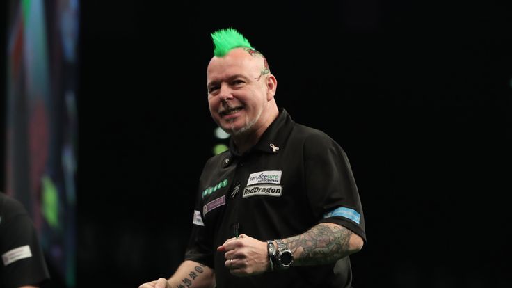 UNIBET PREMIER LEAGUE DARTS 2018.BARCLAYCARD ARENA,.BIRMINGHAM,.PIC;LAWRENCE LUSTIG.Peter Wright v Simon Whitlock.PETER WRIGHT IN ACTION.