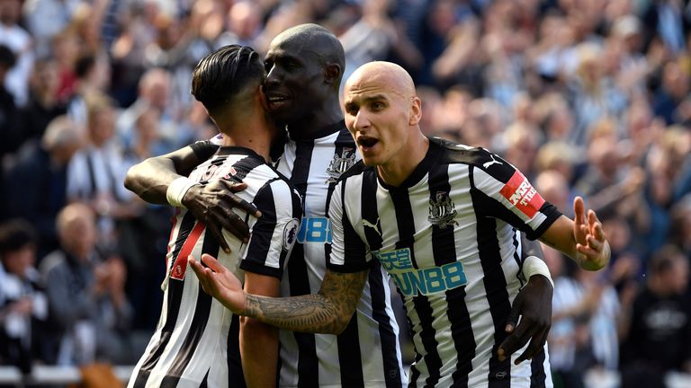 Ayoze Perez is congratulated by teammates Mohamed Diame and Jonjo Shelvey