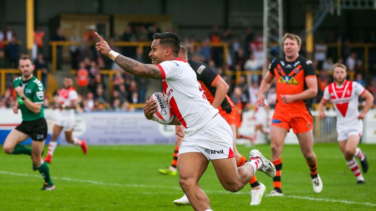 Ben Barba runs in for a try.