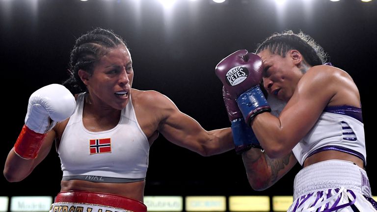 Cecilia Braekhus de Noruega Kali Reis en el Campeonato Mundial de Peso Welter en el StubHub Center el 5 de mayo de 2018 en Carson, California.