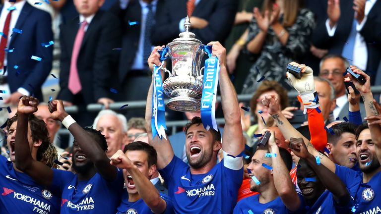 El capitán del Chelsea, Gary Cahill, levanta la FA Cup tras la victoria por 1-0 sobre el Manchester United en Wembley