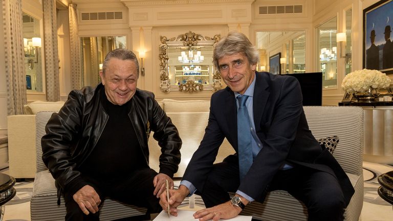 West Ham United's new manager Manuel Pellegrini (R) poses with West Ham Joint-Chairman David Sullivan on May 21, 2018 in London, England. (Photo by West Ham United FC/Getty Images)