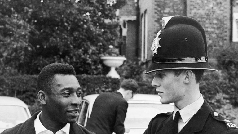 Pelé habla con un policía local cuando la selección brasileña llega a su hotel en Lyme, Chester, durante la Copa del Mundo de 1966 en Inglaterra.
