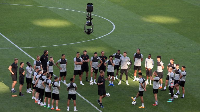 Jurgen Klopp speaks to his players ahead of the Champions League final