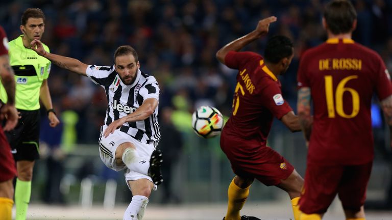 Gonzalo Higuain takes aim during the stalemate 