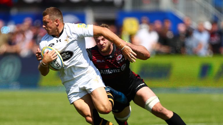 Jimmy Gopperth looks to get away from the Sarries defence