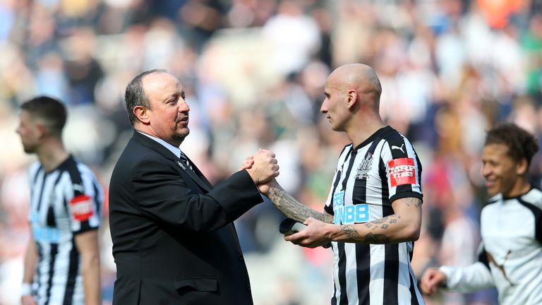 Rafa Benitez and Jonjo Shelvey during the Premier League match between Newcastle United and Arsenal at St. James Park on April 15, 2018