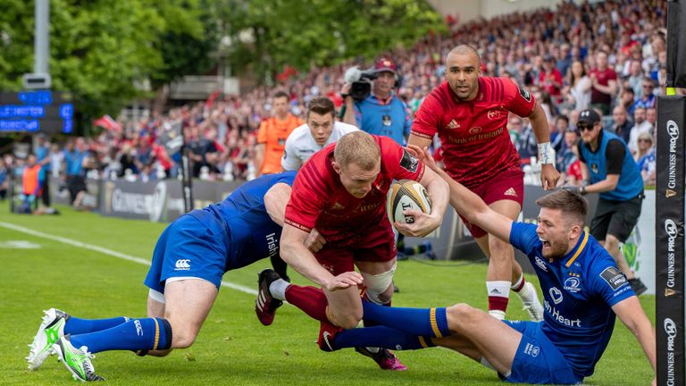 Keith Earls scores to bring Munster back into the contest