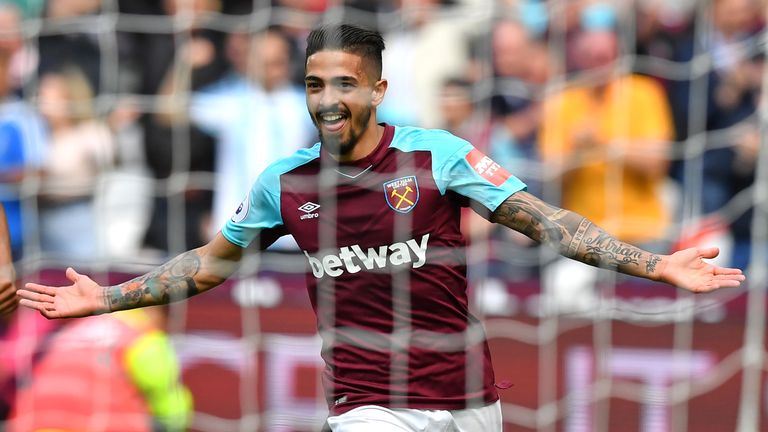 Manuel Lanzini celebrates his goal