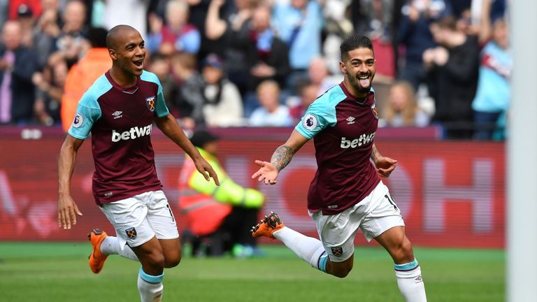 Manuel Lanzini celebrates his goal