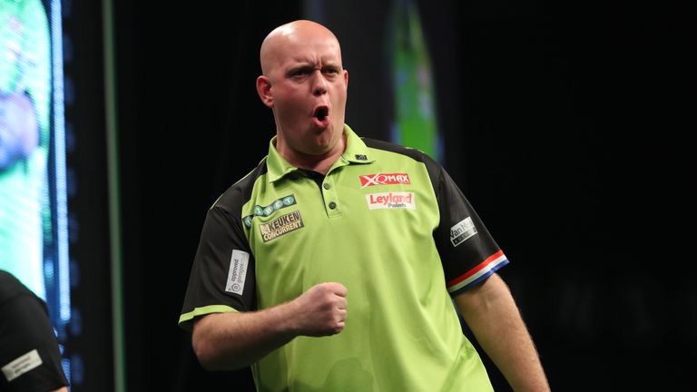 UNIBET PREMIER LEAGUE DARTS 2018.BARCLAYCARD ARENA,.BIRMINGHAM,.PIC;LAWRENCE LUSTIG.Rob Cross v Michael van Gerwen.MICHAEL VAN GERWEN IN ACTION.