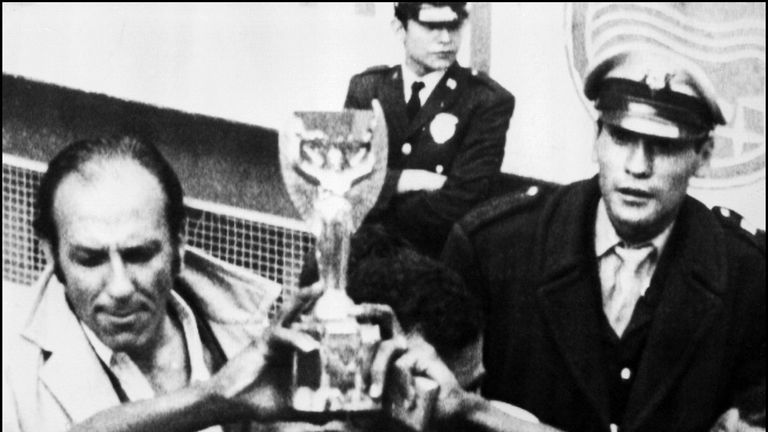 Brazilian forward Pele smiles as he holds aloft the Jules Rimet Cup after Brazil beat Italy 4-1 in the World Cup final 21 June 1970 in Mexico City
