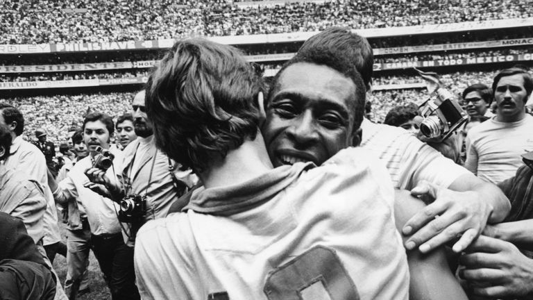 Pele ôm thủ môn người Brazil Ado tại Estadio Azteca, ở Mexico City, sau khi Brazil đánh bại Ý 4-1 để giành chức vô địch World Cup, ngày 21 tháng 6 năm 1970. Pele ghi bàn thắng đầu tiên trong một trận đấu giúp Brazil giữ được chiếc cúp Jules Rimet
