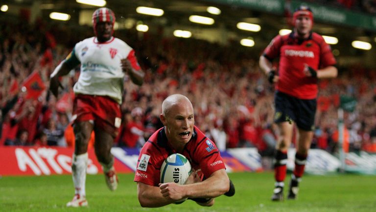 Peter Stringer catches the Biarritz defence cold in the 2006 final