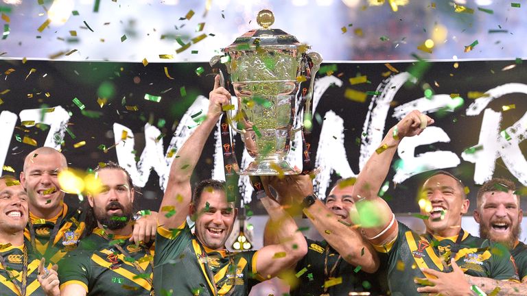 BRISBANE, AUSTRALIA - DECEMBER 02:  The Australian Kangaroos celebrate victory as captain Cameron Smith holds up the world cup trophy after the 2017 Rugby League World Cup Final between the Australian Kangaroos and England at Suncorp Stadium on December 2, 2017 in Brisbane, Australia.  (Photo by Bradley Kanaris/Getty Images)