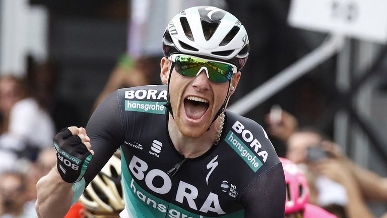 Sam Bennett pipped Elia Viviani in a sprint finish on the seventh stage of the Giro d'Italia