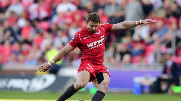 Leigh Halfpenny left the field injured after 34 minutes
