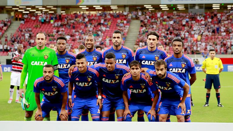 Rodney Wallace lines up with the Sport Recife team ahead of a Copa Sudamericana clash in 2016