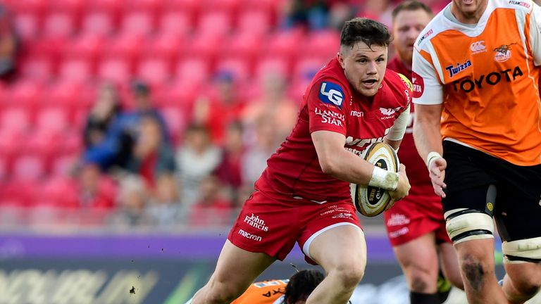 Steff Evans breaks forwards for Scarlets in their Guinness PRO14 semi-final qualifier against the Cheetahs